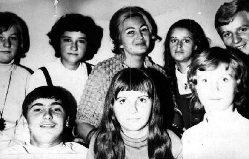 Klasa 3a ZSZ 1973 z wychowawczynią Mirosławą Maruszak